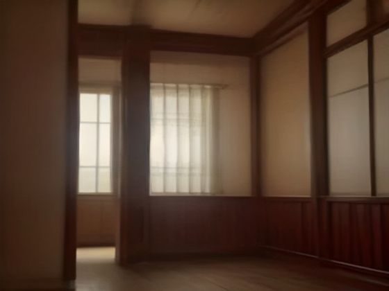 阳光透过百叶窗在室内投下条纹光影，女性侧坐于窗边，光线柔和，私房照氛围感十足